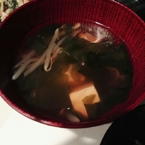 わかめと豆腐、もやしのチゲ風スープ